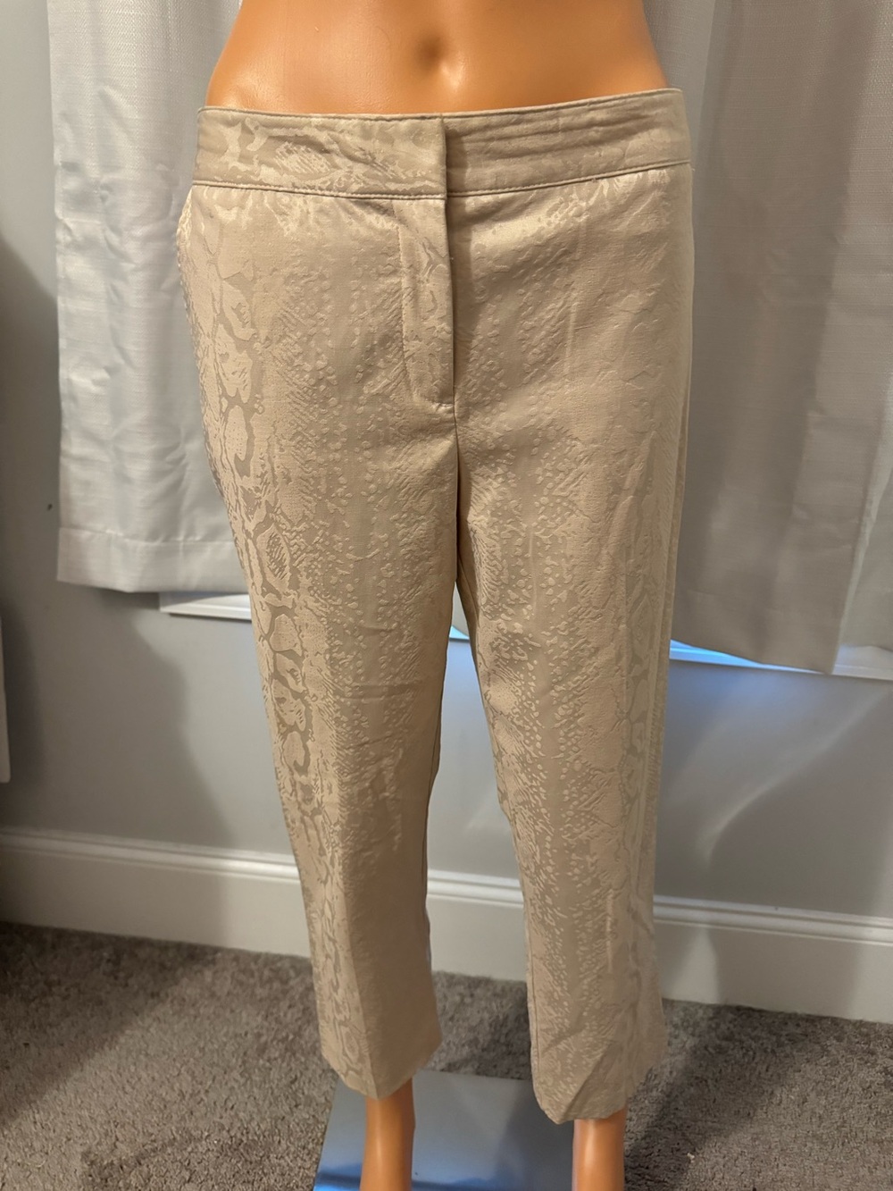 Pretty Attyre size 8 beige embossed cropped pants women excellent